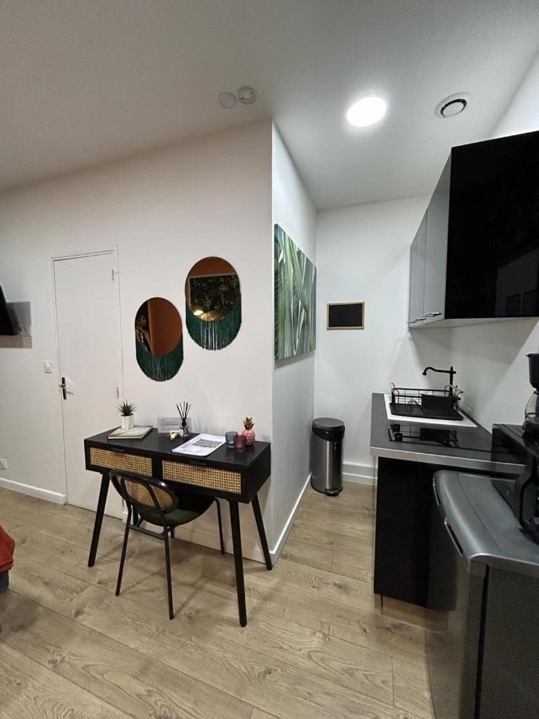 Stylish Modern Studio Apartment Париж Екстер'єр фото