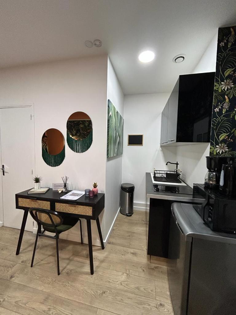 Stylish Modern Studio Apartment Париж Екстер'єр фото