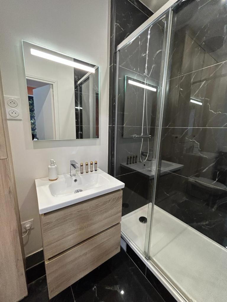 Stylish Modern Studio Apartment Париж Екстер'єр фото